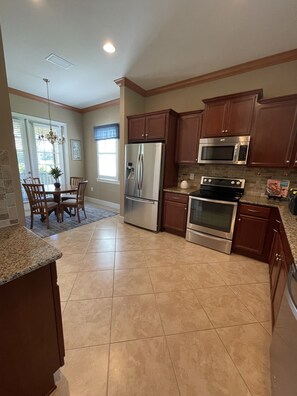 Kitchen w/ pantry door