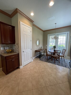 Kitchen Table also has breakfast bar w/ stools