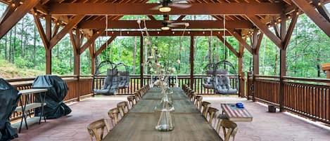 Huge outdoor pavilion with dining for 20, 2 propane gas grills, 6 hanging chairs