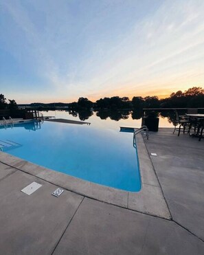 Beautiful infinity pool overlooking beautiful Bull Bayou on Lake Hamilton