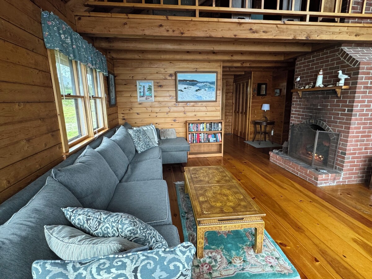 Bay-View. Waterfront Log cabin on the bay. Pet Friendly.