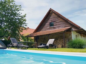 Plant, Cloud, Building, Property, Furniture, Sky, Swimming Pool, Window, Water, Chair