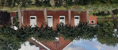 Eigentum, Wolke, Gebäude, Pflanze, Botanik, Himmel, Fenster, Vegetation, Urban Design, Biome