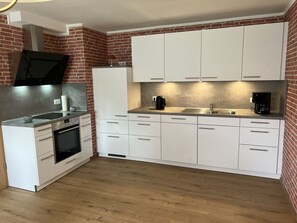 Cabinetry, Comptoir, Propriété, Tiroir, Bâtiment, Bois, Cuisinière, Cuisine, Éclairage, Design Intérieur