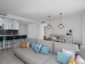 Propriété, Canapé, Meubles, Table, Cadre, Éclairage, Salon, Design Intérieur, Maison