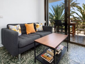 Möbel, Couch, Tabelle, Rechteck, Interior Design, Wohnzimmer, Studio Couch, Himmel, Fussboden, Komfort