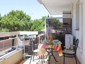 Propriété, Meubles, Ciel, Arbre, Chaise, Ombre, Table, Immobilier, Gaz, Bois