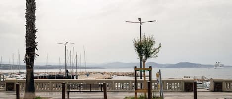 Wolke, Himmel, Wasser, Pflanze, Baum, Holz, Strassenbelag, Horizont, Strasse, Strassenlicht