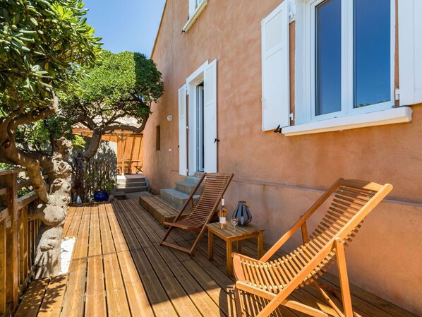 Bâtiment, Propriété, Fenêtre, Bleu, Bleu Azur, Bois, Mobilier De Jardin, Orange, Pot De Fleur, Architecture