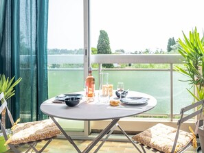 Tabelle, Möbel, Geschirr, Himmel, Fenster, Pflanze, Stuhl, Tisch Im Freien, Gartenmöbel, Interior Design