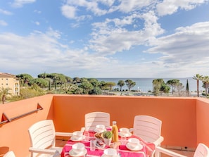 Cloud, Table, Sky, Furniture, Tableware, Water, Chair, Building, Outdoor Furniture, Seaside Resort