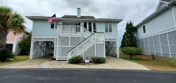 Beautifully renovated / freshly painted 3 BR house on marsh, 2 blocks to beach