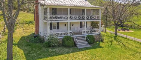 1870s farmhouse with modern amenities is yours for a country escape, free wi-fi