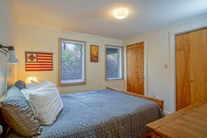 Queen bed in bedroom