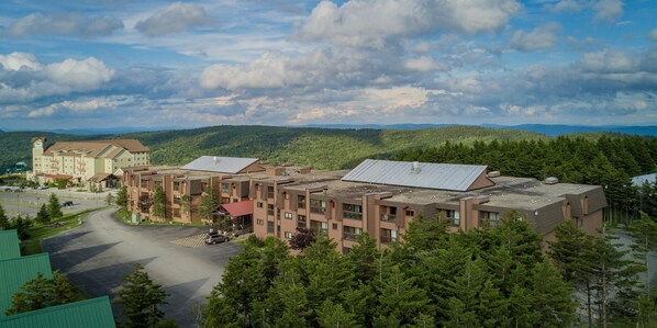 View of the front of Snowcrest Lodge