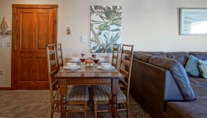 Dining are with seating for 4