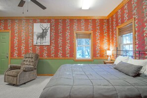 There is a king bed in this room.