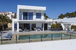 Terrasse et piscine