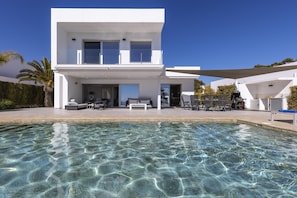 Terrasse et piscine