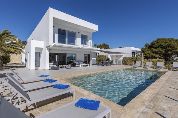 Terrasse et piscine