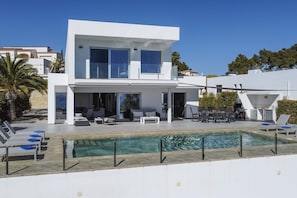 Terrasse et piscine