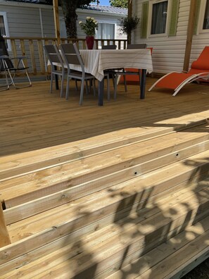 Terrasse qui donne sur un jardinet 