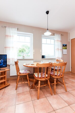 Wohnzimmer mit integriertem Küchenbereich