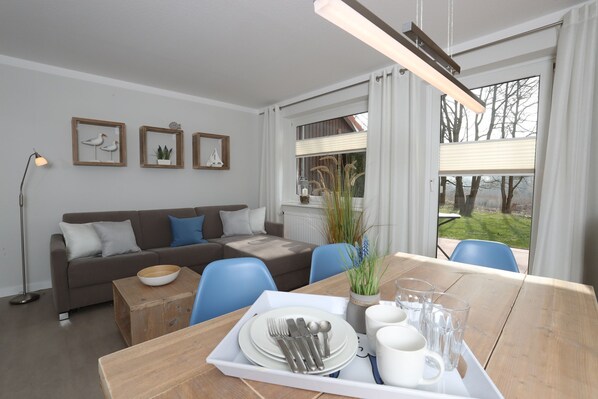 Essbereich mit Blick in den Wohnraum