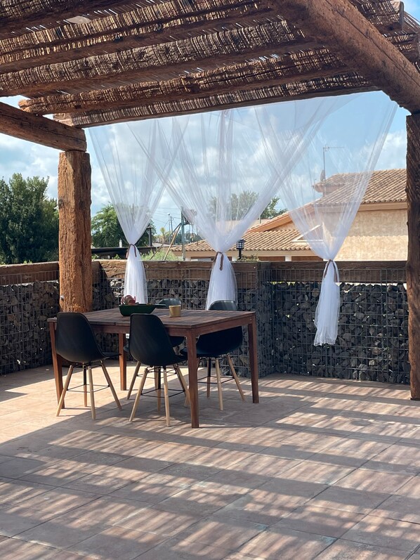 Outdoor dining