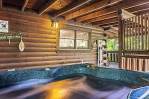 Gatlinburg Enchanted Treehouse Hot Tub