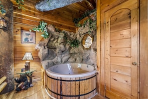 Gatlinburg Enchanted Treehouse Jacuzzi Tub