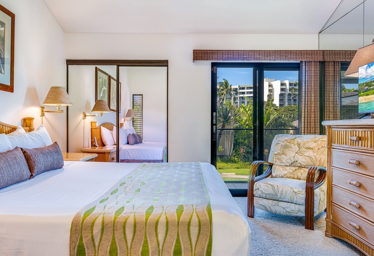 Mesmerizing Vistas – Oceanfront Treasure: Wailea Elua 1404 – Lush Surroundings