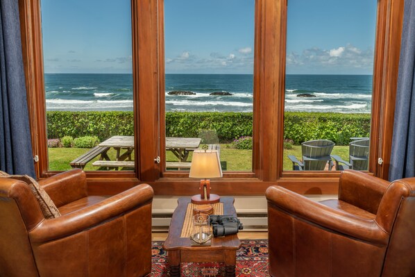 Soft leather chairs that overlook the oceanfront. - Soft leather furnishings overlook the oceanfront.  Perfect spot for whale watching & morning coffee.