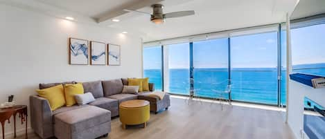 Vibrant and stunning ocean views from the living room of Capri 907!