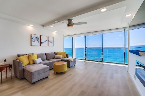 Vibrant and stunning ocean views from the living room of Capri 907!