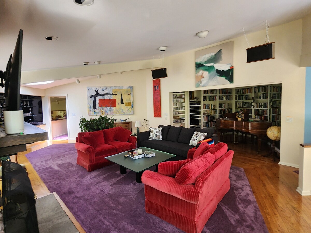 A TREETOPS Retreat! Upscale, Artsy 5 bedroom that sleeps 9-11, With POOL