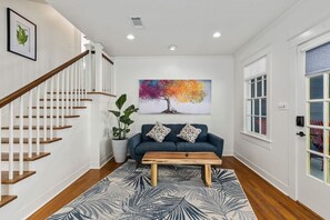 Living / Entrance / Watch the parade