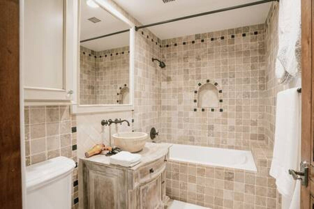 1Acre Resort Haven Heated Pool/Hot Tub 6 BR 6Baths