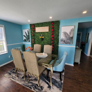 Dining room space with table and 6 chairs