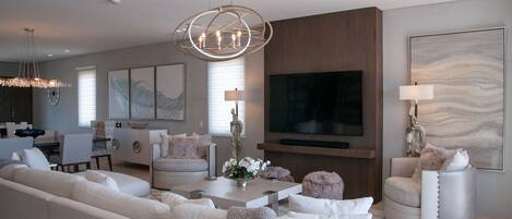 Beautiful and Spacious Great Room with Luxurious decor 