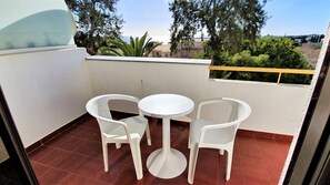 Enjoy a delicious breakfast by the balcony over a beautiful green and sunny view #sunny #delicious #algarve #portugal