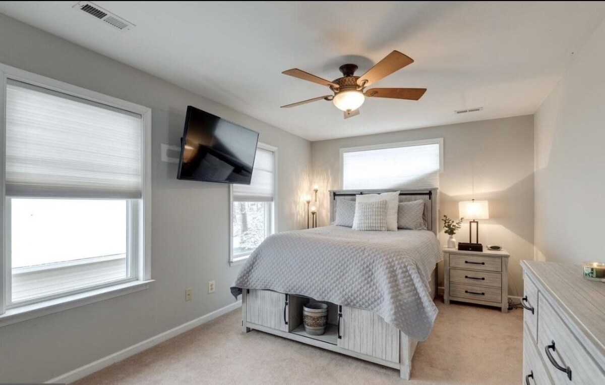 Spacious Lakefront Retreat at Quiet Cove