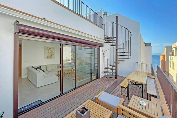Why not enjoy a few snacks and drinks together on the small terrace? The kitchen has everything you need to prepare a meal and there is a dishwasher, so you can relax and unwind.