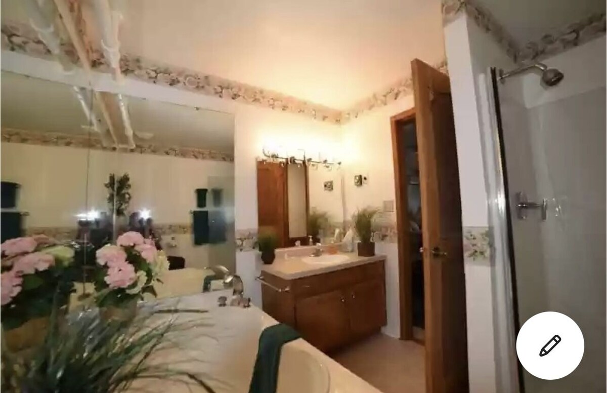 Mackinac island Lovely charming studio w/balcony!!
