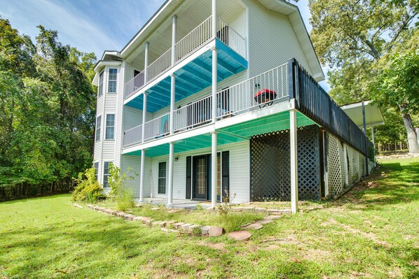 Flippin Vacation Rental | 4BR | 3.5BA | 3,348 Sq Ft | Stairs Required