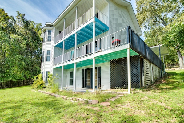 Flippin Vacation Rental | 4BR | 3.5BA | 3,348 Sq Ft | Stairs Required