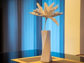 Plante, Fleur, Lumière, Bleu, Fenêtre, Bois, Rectangle, Jaune, Arbre, Art