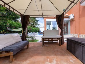 Propriété, Meubles, Confort, Bâtiment, Ombre, Bois, Design Intérieur, Mobilier De Jardin, Architecture, Plante