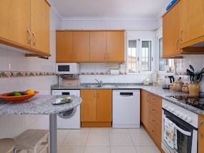 Countertop, Cabinetry, Küchengerät, Gebäude, Herd, Sinken, Küche, Haushaltsgerät, Holz, Interior Design