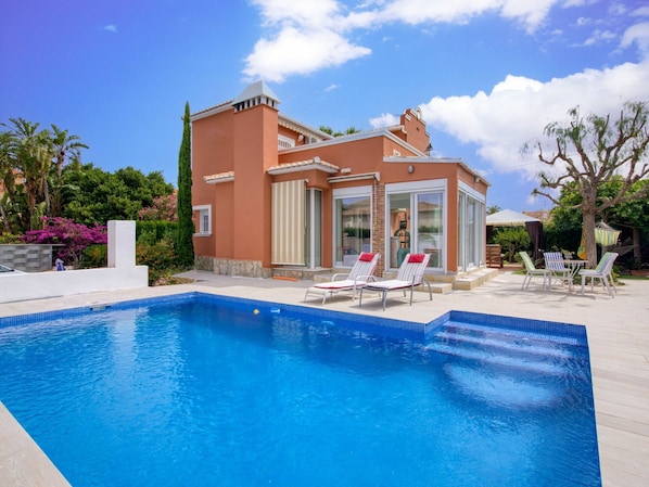L'Eau, Nuage, Ciel, Plante, Propriété, Bâtiment, Piscine, Bleu Azur, Arbre, Maison